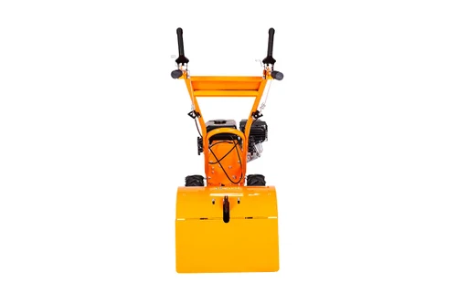 מתחחת אדמה מוטורית Villager VTB 4811 V – מבט אחורי כולל ידיות שליטה, מנוע בנזין וגלגלים, בצבע כתום. מתאימה לעיבוד קרקע בגינות ובשטחים חקלאיים קטנים.