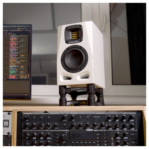 זוית נוספת ADAM Audio A7V Arctic White