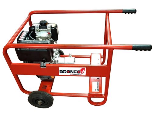 ויברטור לבטון מנוע דיזל BRONCO דגם BVDG/250K עם מסגרת ברזל וגלגלים, יחידת הנעה מקצועית לעבודות בטון עם חיישן הגנת שמן מובנה