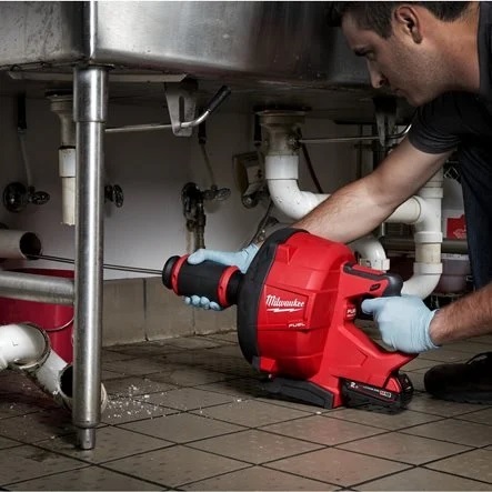 פותח סתימות נטען Milwaukee FUEL 18V עם קפיץ 10 מ