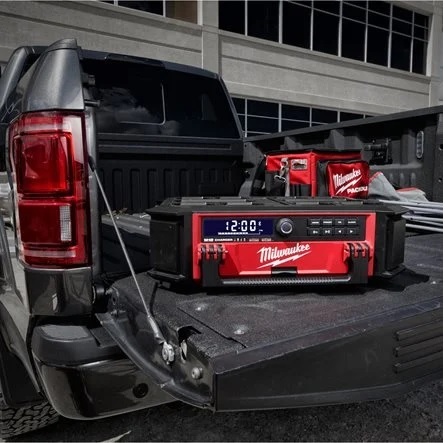 מערכת שמע M18 PACKOUT Radio Charger – רדיו ומטען משולב למערכת PACKOUT (גוף בלבד)