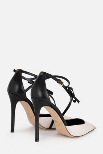 ‪SA87L47E2 מאת www.elisabettafranchi.com‬‏ Two-colour Nappa leather slingback shoes