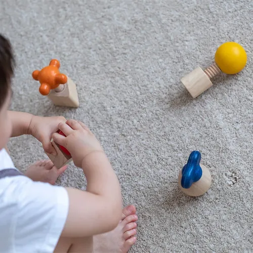 ילד משחק עם משחק הברגות PlanToys