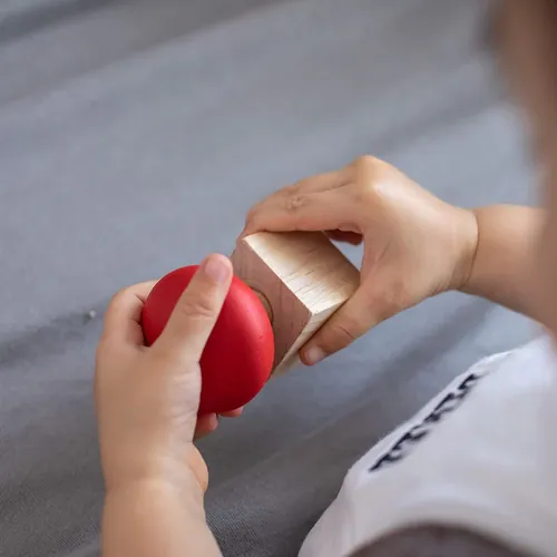ילד משחק עם משחק הברגות PlanToys