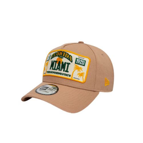 כובע NEW ERA לגברים בגוון קאמל עם תוויות