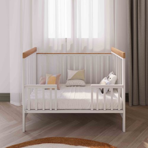 מיטת תינוק מעץ בוק (תקן חדש) עם מעקה מיטת מעבר ומגיני אנטיבייט - פנדה לבן/טבעי