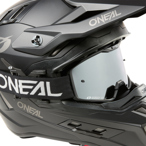 קסדת שטח ONEAL EX-SRS דגם EXSRS-10 עם טכנולוגיית בטיחות מתקדמת, מעטפת ABS איכותית, מערכת אוורור מתכווננת ובטנה אנטיבקטריאלית Polygiene. עומדת בתקני ECE 22.06 החדשים עם מוכנות להתקנת חיישן Quin ויחידת Bluetooth לרוכבי שטח מקצועיים
