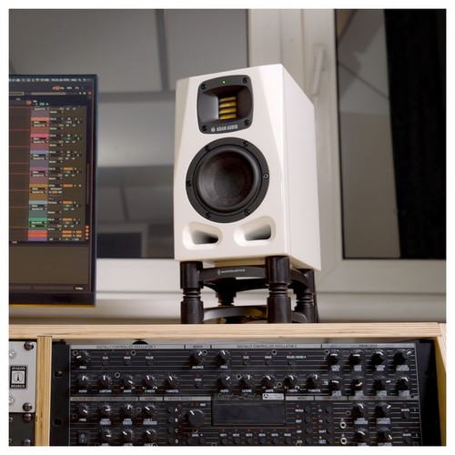 ADAM AUDIO A7V monitor Arctic White זווית נוספת