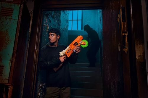 רובה חיצי ספוג לילדים מסדרת Insanity HorrorFire Reaper-X עם תוף, להב מסור מסתובב וטווח של עד 27 מ'