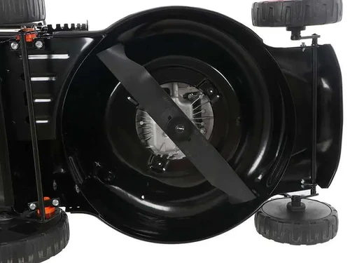 מבט תחתון על מכסחת דשא MTD SMART 46 POD המציג את השלדה ממתכת, להב החיתוך המרכזי בקוטר 46 ס