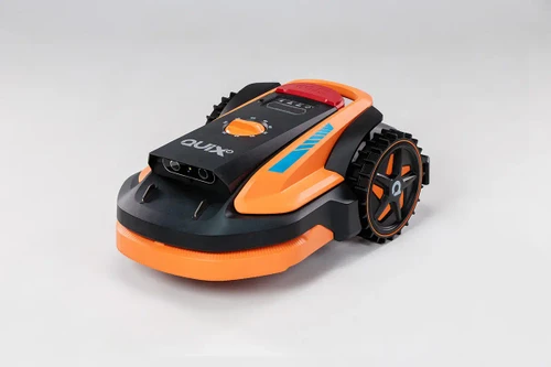 רובוט לכיסוח דשא פועל באמצעות סוללת ליתיום 18V בקיבולת 5Ah, ומספק כיסוח שקט ואוטונומי במיוחד. עם רוחב חיתוך של 180 מ