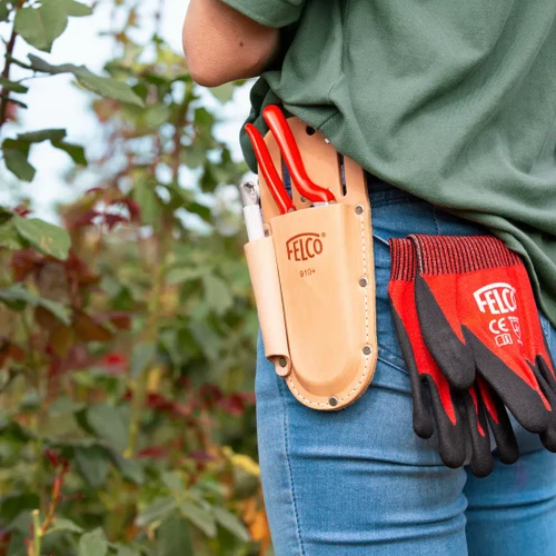 נרתיק עור FELCO  מיועד לאחסון מזמרה של FELCO יחד עם אבן השחזה FELCO 903, כך ששני הכלים החשובים ביותר לגיזום יעיל נמצאים תמיד בהישג יד
