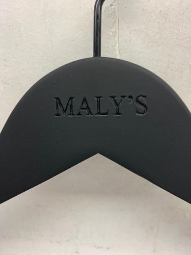 קולב עץ בציפוי לקה שחור רחב הטבעה MALY'S