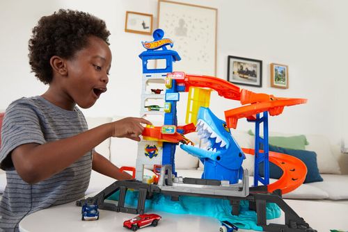 מסלול הכריש הטורף עם מכונית