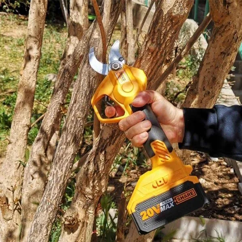 סט גינון 2 חלקים גוזם גדר חיה + מזמרה נטען 20V + זוג סוללות 2.0AH INGCO