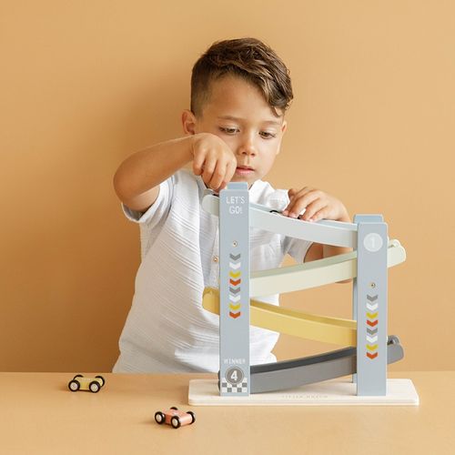 ילד מניח מכונית על מדרון מכוניות מירוץ מעץ של Little Dutch