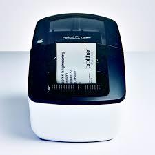 Brother QL-700 – מדפסת טרמית USB עם תוכנת עיצוב מובנית, המאפשרת יצירת מדבקות בהתאמה אישית בקלות ובמהירות.