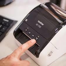 Brother QL-1100 – מדפסת מדבקות מקצועית לחנויות, מחסנים ומשרדים.
