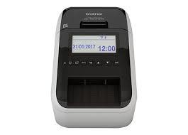 מדפסת מדבקות טרמית אלחוטית Brother QL-820NWB BT עם מסך צבעוני וחיבור Bluetooth.