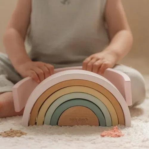 ילדה יושבת ומשחקת בקשת מונטסורית מעץ של Little Dutch 