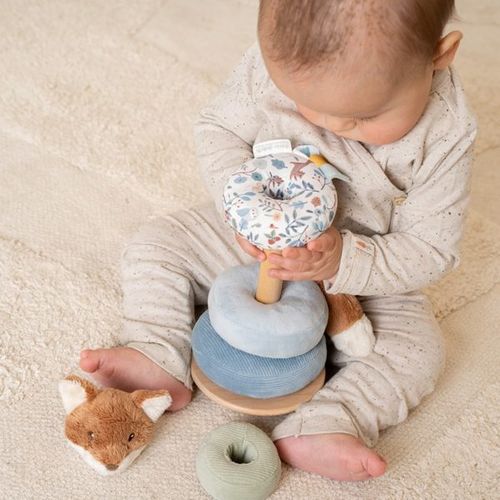 תינוק משחק עם מגדל טבעות חושי מבד של Little Dutch בעיצוב שועל