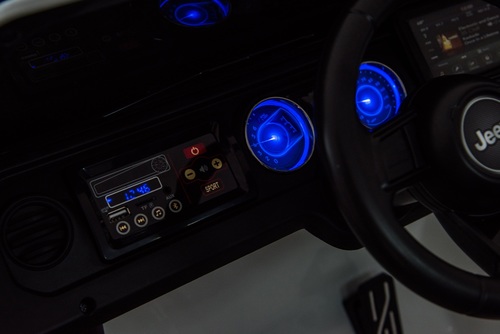 מכונית ממונעת 12V בדמות ג'יפ רוביקון Rubicon דו-מושבי עם דלתות נפתחות, גלגלי EVA, אורות ושלט עצירת חרום - לבן