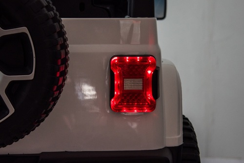 מכונית ממונעת 12V בדמות ג'יפ רוביקון Rubicon דו-מושבי עם דלתות נפתחות, גלגלי EVA, אורות ושלט עצירת חרום - לבן