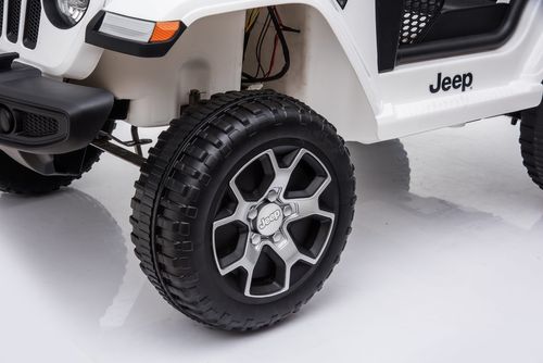 מכונית ממונעת 12V בדמות ג'יפ רוביקון Rubicon דו-מושבי עם דלתות נפתחות, גלגלי EVA, אורות ושלט עצירת חרום - לבן