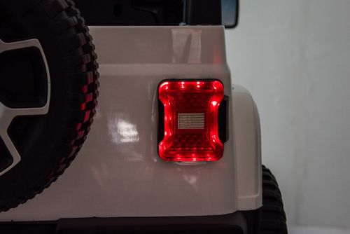 מכונית ממונעת 12V בדמות ג'יפ רוביקון Rubicon דו-מושבי עם דלתות נפתחות, גלגלי EVA, אורות ושלט עצירת חרום - שחור