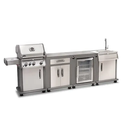 מטבח מודולרי Napoleon ROGUE MODULAR KITCHEN בגימור נירוסטה הכולל גריל גז עם 3 מבערים וכירת צד אינפרא אדום, יחידת מקרר עם דלת זכוכית, יחידת כיור עם ברז ויחידת אחסון עם מגירות וארונות. כל היחידות עם משטחי פורצלן איכותיים וגלגלים לניוד נוח