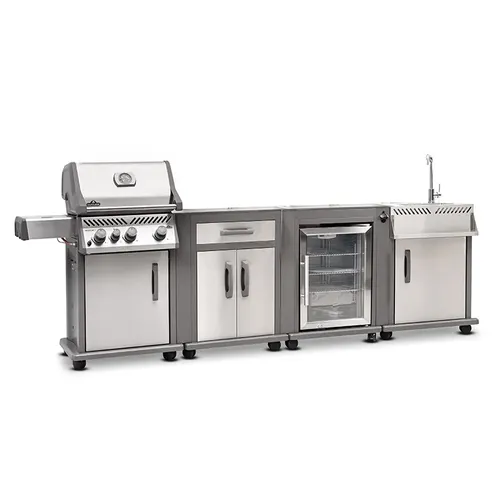 מטבח מודולרי Napoleon ROGUE MODULAR KITCHEN בגימור נירוסטה הכולל גריל גז עם 3 מבערים וכירת צד אינפרא אדום, יחידת מקרר עם דלת זכוכית, יחידת כיור עם ברז ויחידת אחסון עם מגירות וארונות. כל היחידות עם משטחי פורצלן איכותיים וגלגלים לניוד נוח