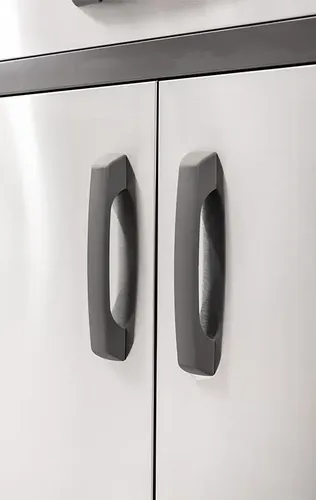 מטבח מודולרי Napoleon ROGUE MODULAR KITCHEN בגימור נירוסטה הכולל גריל גז עם 3 מבערים וכירת צד אינפרא אדום, יחידת מקרר עם דלת זכוכית, יחידת כיור עם ברז ויחידת אחסון עם מגירות וארונות. כל היחידות עם משטחי פורצלן איכותיים וגלגלים לניוד נוח