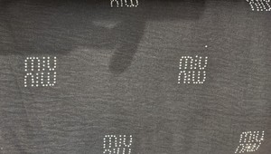 קרפ מקומט צבע שחור עם יהלומים - דגם מוצי 