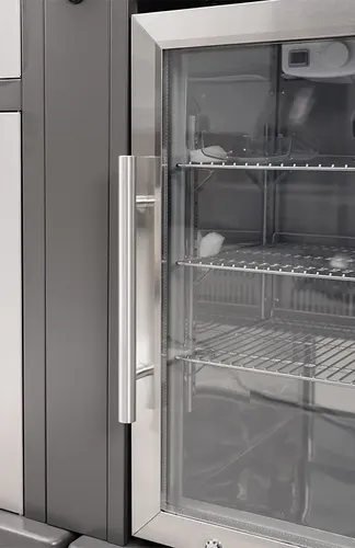 יחידת מקרר NAPOLEON Fridge RFCU-SS מנירוסטה למטבח חוץ עם דלת זכוכית מחוסמת, תאורת LED פנימית, מדפים מתכווננים ופותחן בירות מובנה