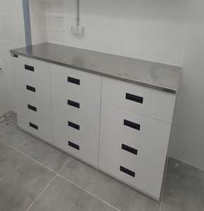 ריהוט נירוסטה בצבעים לבן