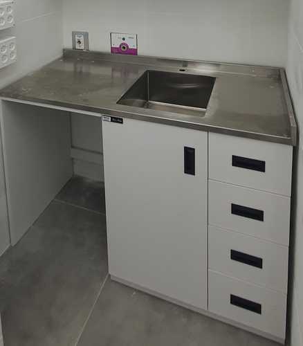 ריהוט נירוסטה בצבעים לבן