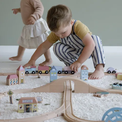 ילד משחק בסט רכבת ענק מעץ של Little Dutch עם 108 חלקים