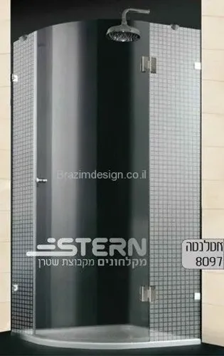 מקלחון שטרן דגם אטלנטה מותקן בפינת חדר רחצה, עם דלת מעוגלת הנפתחת 180 מעלות החוצה.