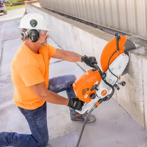 איש מקצועי חותך בטון באמצעות מסור דיסק STIHL TS 910i מקצועי,
