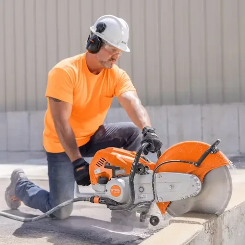 שימוש במסור בטון STIHL TS 910i לחיתוך אבן בשטח פתוח, עם להב יהלום לחיתוך מדויק