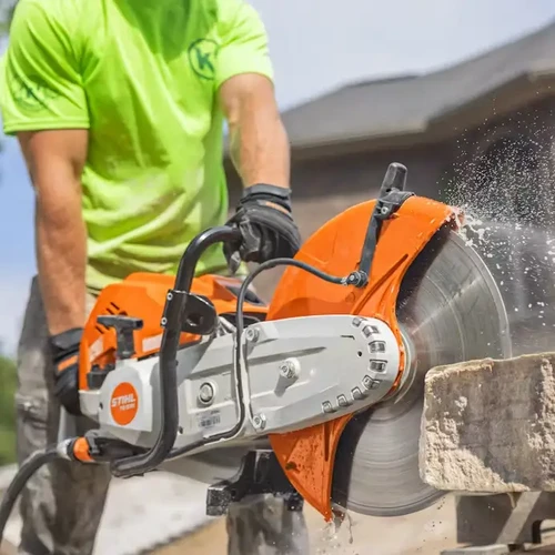 איש מקצוע חותך קיר בטון באמצעות מסור דיסק STIHL TS 910i, עם חיבור מים למניעת אבק.
