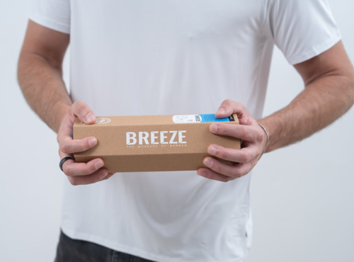 חולצת גברים מנדפת במבוק V לבן - Breeze