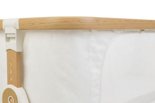 עריסה נצמדת למיטת הורים נועה NOA עם מצבי גובה, כילה ומשטח אחסון - ריפוד לבן/שלד דמוי עץ