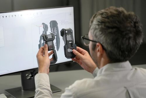 עבודה עם מדפסת תלת מימד Raise3D DF2 Plus בסביבת עבודה מקצועית