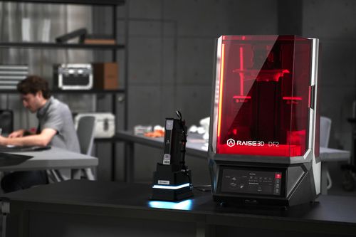מדפסת Raise3D DF2 Plus במהלך תהליך הדפסת שרף