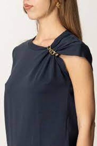 T-shirt with Oval T chain