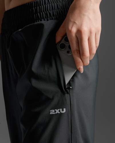 מכנס ריצה שחור 2XU Aero מתאים לאימוני ריצה וכושר