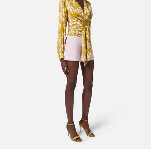Shorts in crêpe fabric with flaps and logo plaque