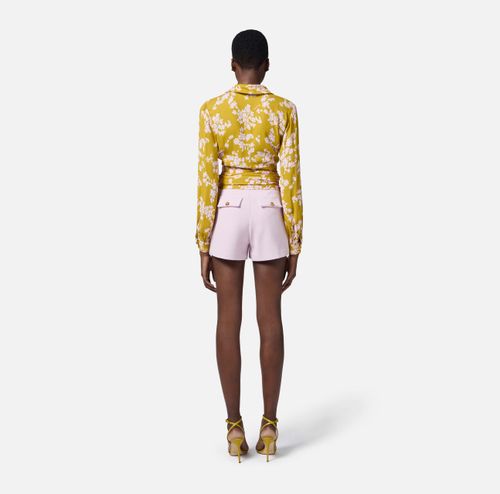 Shorts in crêpe fabric with flaps and logo plaque