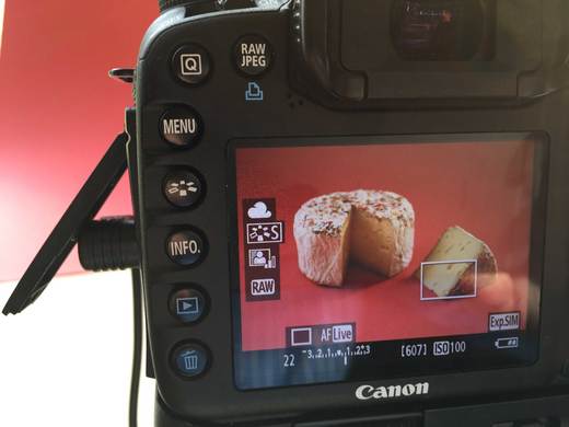 עבודה עם LIVE VIEW תאפשר צפייה בתמונה לפני הצילום עצמו כדי לסדר את הסטיילינג שהכי מוצא חן בעינינו